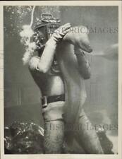 1964 Press Photo Diver at Miami's Seaquarium playing with a moray eel picture