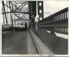1969 Press Photo Officers inspect grilled walkway of Mississippi River Bridge picture