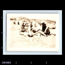Vintage Photo AFFECTIONATE MEN WOMEN BEACH SCENE picture