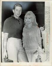 1965 Press Photo Pitcher Bo Belinsky greets actress Mamie Van Doren at Tampa picture