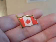 CANADIAN FLAG LAPEL PIN gold tone metal enamel Canada Maple Leaf hat bag pinback picture