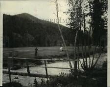 1948 Press Photo Visitor at the edge of Kellogg Golf Course fairways, Idaho picture