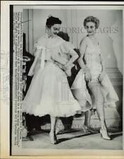 1955 Press Photo Ladies model fashions by designer Jacques Fath, France picture