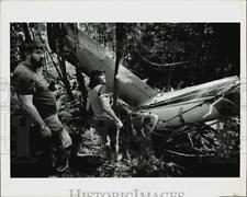 1989 Press Photo Butch Harviston & Linda White at plane crash in Carnation, Wa. picture
