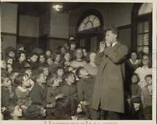1923 Press Photo Borrah Minevitch plays harmonica for children at Yorkville picture