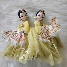 2 VTG Asian Geisha Souvenir Dolls Elaborate Feather Fans Yellow Dress Mounted picture
