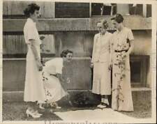 1935 Press Photo Elizabeth Gamble and ladies planting Ivy at Smith College picture