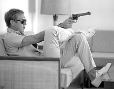 11X14 PHOTO - STEVE McQUEEN AIMS HAND GUN WHILE SITTING ON COUCH (LG185) picture