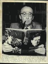 1970 Press Photo Pulitzer prize winner Dr. T. Harry Williams with his book, LA picture