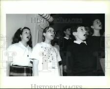 1995 Press Photo American Boy's Choir's Devin Provenzano with McGhee's students picture