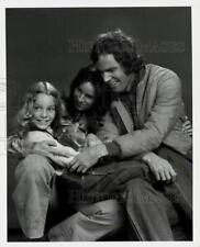 Press Photo Actors Barbara Hershey and Cliff DeYoung with Elizabeth Cheshire picture