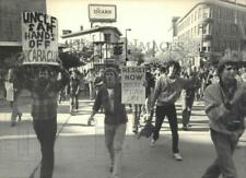1983 Press Photo Protestors march in Madison against the US invasion of Grenada picture