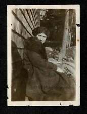 1920s YOUNG LADY HEAVY COAT LOOKS OVER SHOULDER OLD/VINTAGE PHOTO SNAPSHOT- K488 picture