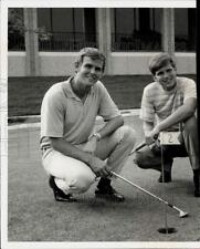 1970 Press Photo Golfers John Mills & Bobby Walzel Pose on Putting Green picture