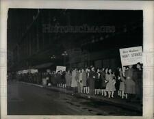 1945 Press Photo Macy Dept store workers protest in NYC picture