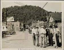 1946 Press Photo Men Discuss Politics Of Day On Street In Prestonsburg, Kentucky picture