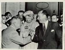 1956 Press Photo Well-Wisher with Eleanor Roosevelt, Adlai Stevenson in Chicago picture