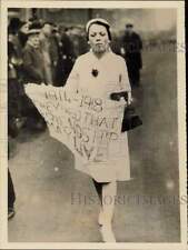 1939 Press Photo Demonstrator near Cenotaph, Whitehall, London for Armistice Day picture