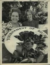 Press Photo Singer Kate Smith & Woman Pose with Tournament of Roses Plaque picture