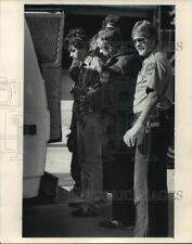 1985 Press Photo Milwaukee police arrest man after standoff - mja88331 picture