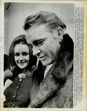 1968 Press Photo Elizabeth Taylor and Richard Burton with press in Los Angeles. picture
