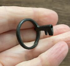 ROMAN. (1ST-2ND CENTURY A.D). BRONZE KEY FINGER RING. picture