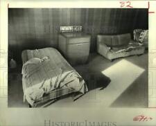 1977 Press Photo Interior of garage where mentally ill men lived, Wharton Texas picture
