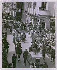 LG827 1961 Original Photo MANIZALES COLUMBIA Parade Float Crowd City Street picture