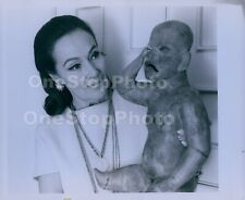 1970 Lovely Dolores Del Rio Holds Rare Olmec Statue Press Photo picture