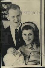 1967 Press Photo Luci and Patrick Nugent leave Seton Hospital with infant son picture