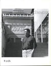 1993 Press Photo John Bullard, New Orleans Museum of Art head, standing on steps picture