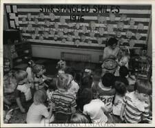 1976 Press Photo Teacher and children use learning aid in classroom. - hpa03102 picture