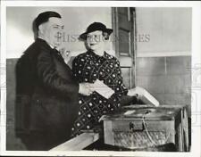 1936 Press Photo Governor and Mrs. Harold G. Hoffman vote in South Amboy, N.J. picture