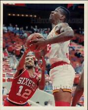 1989 Press Photo Rocket basketball player Otis Thorpe leaps to score over 76ers picture