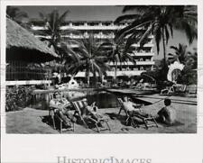 1979 Press Photo Tourists by pool at Vallarta Torre in Puerto Vallarta, Mexico picture
