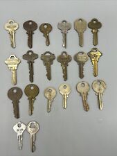 Lot of 20 Vintage keys picture