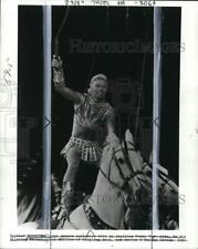 1975 Press Photo Gunther Gebel-Williams on top of 2 horses in a circus show picture