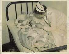 1937 Press Photo Nurse Ann Grady checks on babies at St. Ann's Hospital in Ohio picture