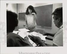 1989 Press Photo Teresa Hinojose teaching English at Bazan Library, Texas picture
