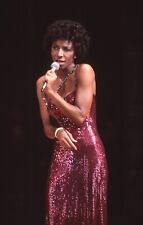 LD155-86 NATALIE COLE BEAUTIFUL SINGER ON STAGE PERFORMING ORIG 35MM COLOR SLIDE picture