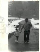 1989 Press Photo Erin Wilson with Grandparent at Hoops Park in Auburn picture