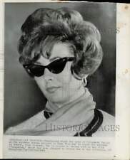 1961 Press Photo Actress Elizabeth Taylor wearing sunglasses at Rome airport picture