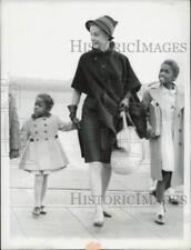 1961 Press Photo Actress June Havoc Arrives in Berlin with Company Members picture