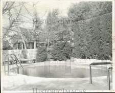 1956 Press Photo Actress Jean Hagen's Brentwood home with swimming pool. picture