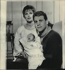 1964 Press Photo Actors Ryan O'Neal & Joanna Moore hold son Griffin O'Neal picture