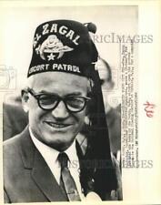 1964 Press Photo Senator Barry Goldwater wears gift of Shriners cap in Fargo, ND picture