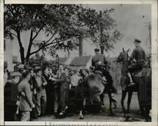 1941 Press Photo Cleveland Mounted Police Patrol Pickets at Lamson and Sessions picture