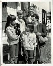 1983 Press Photo Heino Erichsen, Los Ninos head, shown with family in Houston picture