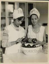 1928 Press Photo Bernice Lacy and Helen Roberts peel produce for canning picture