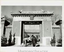 1986 Press Photo Tourists entering a landmark in Peking, China - lra97662 picture